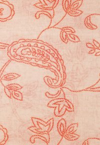 Katoenen stof met een zachte roze achtergrond, versierd met ingewikkelde rode paisley- en bladvormen borduurwerk, met fijne stikdetails.