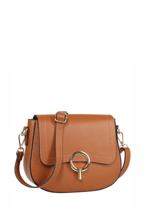 Bruine leren schoudertas met een klep, gouden hardware ringdetail, verstelbare strap en een gladde textuur. Compacte en ronde vorm.