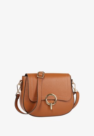 Bruine leren schoudertas met een klep, gouden hardware ringdetail, verstelbare strap en een gladde textuur. Compacte en ronde vorm.