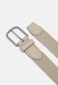 Beiger geflochtener Gürtel mit Lederakzenten, ausgestattet mit einer matten silbernen Metallschnalle und einem strukturierten geflochtenen Design.