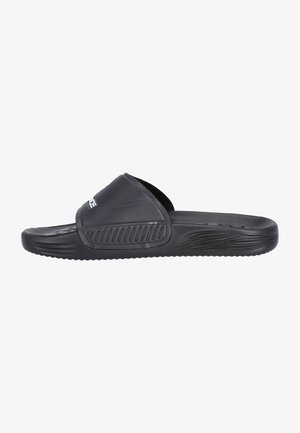 Sort flip-flop med en bred rem, tekstureret overflade og rillede såler for godt greb. Enkel design uden yderligere dekorationer.