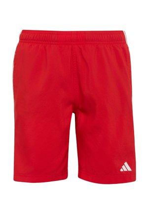 Červené sportovní šortky s elastickým pasem a bílým logem Adidas na spodní pravé noze.