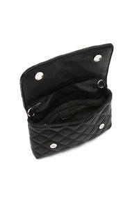 Borsa a tracolla in pelle trapuntata nera con accessori in argento, dotata di chiusura magnetica e tasca interna con zip. Interno foderato in tessuto.