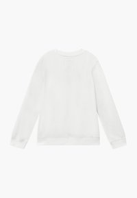 Witte sweatshirt met een ronde halslijn, lange mouwen, ribbelmanchetten en een klein vierkant label op de bovenrug. Zachte textuur.