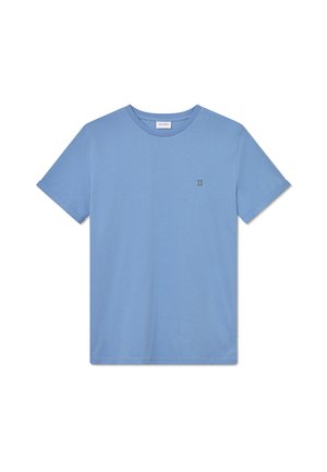 T-shirt en coton bleu à manches courtes et col rond. Présente un petit logo vert "II" sur la poitrine. Texture lisse, design simple.