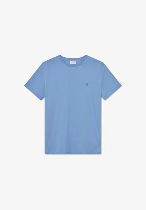 T-shirt de algodão azul com mangas curtas e decote redondo. Apresenta um pequeno logótipo verde "II" no peito. Textura suave, design simples.