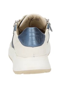 Sneaker mit einem weißen Lederoberteil und einer blauen metallischen Ferse. Glatte Textur, abgerundete Form und ein Reißverschlussdetail an der Seite.