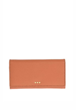 Portefeuille en cuir de teinte marron clair, avec une surface texturée, un design minimaliste et trois accents métalliques dorés à l'avant.