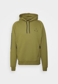 Sudadera con capucha de forro polar verde oliva con un bolsillo frontal, detalles con cremallera y cordones negros. Presenta un pequeño logo y texto a lo largo de la manga.