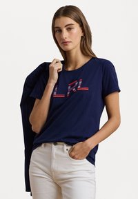 T-shirt de algodão azul marinho com decote redondo e mangas curtas, apresentando um logo bordado "LRL" multicolorido ao longo do peito.