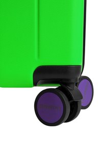 Groene gestructureerde bagage met zwarte accenten en paarse wielen. Opvallende branding op de wielen. Heeft een glad oppervlak en een duurzaam ontwerp.