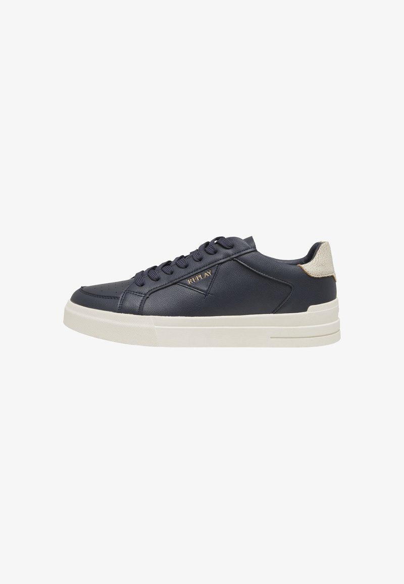 Basket basse noire avec semelle blanche, design à lacets, patch beige au talon et logo « REPLAY » doré sur le côté.
