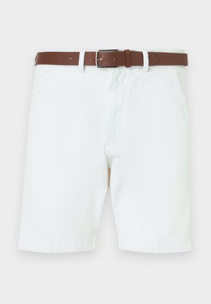 Pantalones cortos de algodón blanco con un cinturón de cuero marrón y hebilla plateada. Cierre de botón y cremallera, bolsillos laterales y puños rematados.