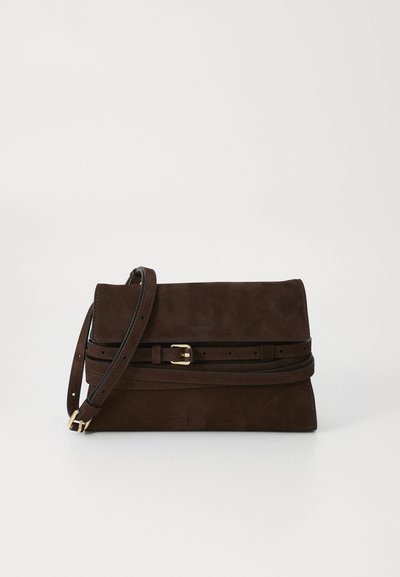 Brun ruskind clutch taske med en fold-over design, der har et læderbælte som accent, guld spænde og justerbar skulderrem.