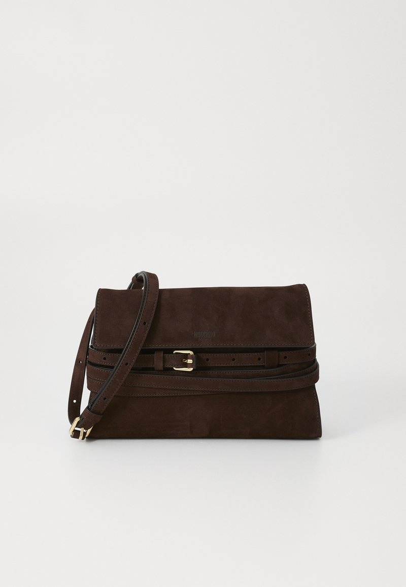 Bolso de mano de ante marrón con diseño plegado, que presenta un acento de cinturón de cuero, hebilla dorada y correa ajustable para el hombro.