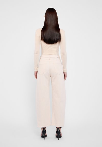 Mother THE HALF PIPE ANKLE - Džinsi ar platām starām - off-white