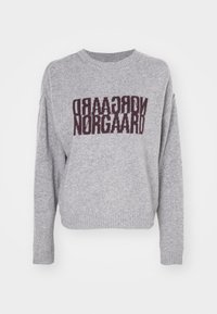 Maglione grigio realizzato in un tessuto morbido, con scollatura tonda e maniche lunghe. La parte anteriore presenta un logo inveritito in un audace color borgogna scuro.