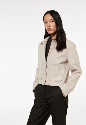 Beige Wollmischung-Jacke mit Kragen, vorderem Knopfverschluss und zwei großen aufgesetzten Taschen. Verfügt über ein verkürztes Design und eine glatte Textur.