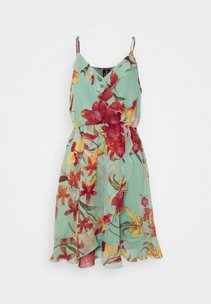 Bloemenjurk van lichtblauwgroene stof met rode en gele bloemen, een gerimpelde halslijn, verstelbare bandjes en een uitlopende zoom.