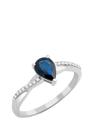 Anillo de plata con una piedra central de zafiro azul en forma de pera y una banda adornada con pequeños diamantes redondos y transparentes.