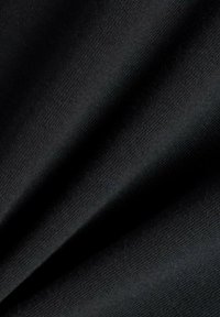 Tissu en coton noir à texture lisse, présentant un léger éclat et un motif tissé serré, tombant doucement en plis.