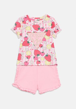 Haut rose à manches courtes pour filles avec imprimé fraise et citron, accompagné d'un short rose assorti aux bords volantés.