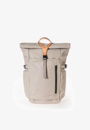 Beiger Rolltop-Rucksack mit vertikalem Reißverschlussfach vorne, verstellbaren Seitengurten sowie Griff und Schnallengurt aus braunem Leder.