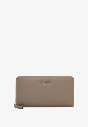 Leren portemonnee in taupe, met een gestructureerde afwerking, ritsluiting en een logo dat op de voorkant is gedrukt. Compact rechthoekige vorm.