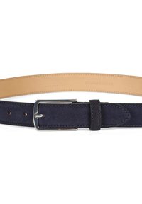 Cinturón de ante azul marino con un interior de cuero suave color tan, hebilla de metal plateado y costuras visibles. Cuenta con múltiples orificios para ajuste de tamaño.