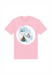 Lyserød bomulds t-shirt med en cirkulær, farverig juleillustration med figurer, et pyntet træ og skyer.