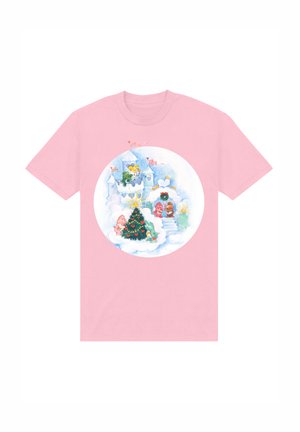Lyserød bomulds t-shirt med en cirkulær, farverig juleillustration med figurer, et pyntet træ og skyer.