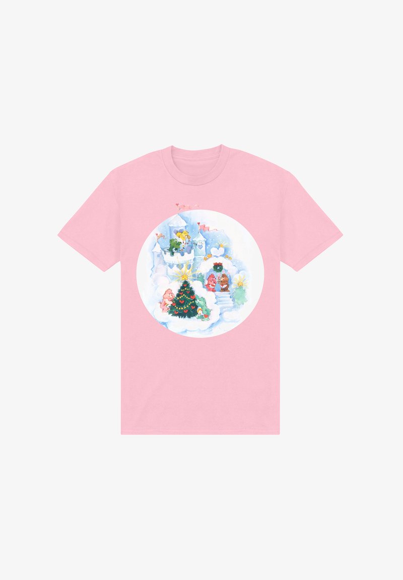 Maglietta di cotone rosa con un'illustrazione circolare, colorata, a tema natalizio che presenta personaggi, un albero decorato e nuvole.