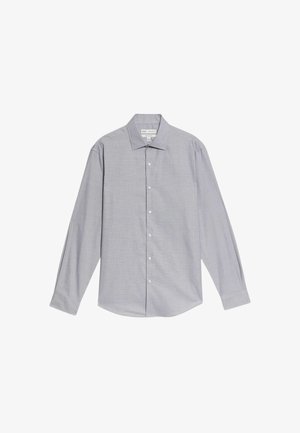 Chemise à boutons gris clair à manches longues avec un col pointu et un tissu à texture subtile, posée à plat sur un fond blanc.