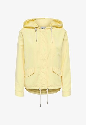 Világos sárga kapucnis dzseki elülső fedős zsebekkel, állítható húzózsinórokkal a kapucnin és az alsó szegélyen, valamint hosszú ujjakkal.