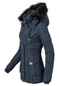 Manteau d'hiver matelassé bleu marine avec capuche bordée de fourrure, fermeture éclair à l'avant, poches à bouton-pression et poignets côtelés aux manches.