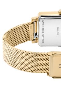Orologio d'oro rettangolare con cinturino a rete, dotato di un retro argentato etichettato "RESISTENTE ALL'ACQUA 30M" e chiusura a scatto.