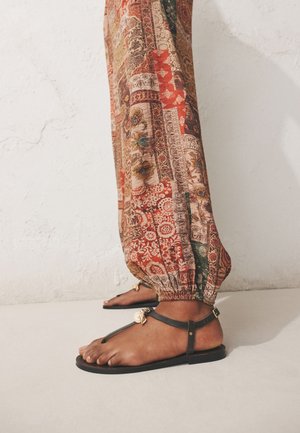 Next, REGULAR FIT - FOREVER COMFORT® TOE THONG SANDALS . - Sandále T-bar - chocolate brown