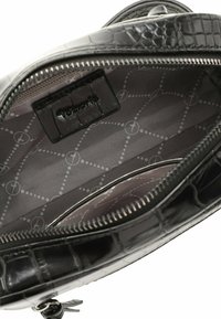 Borsa nera con motivo coccodrillo, dalla superficie liscia, con cerniera argentata e interno grigio caratterizzato da un logo e un motivo a pois.