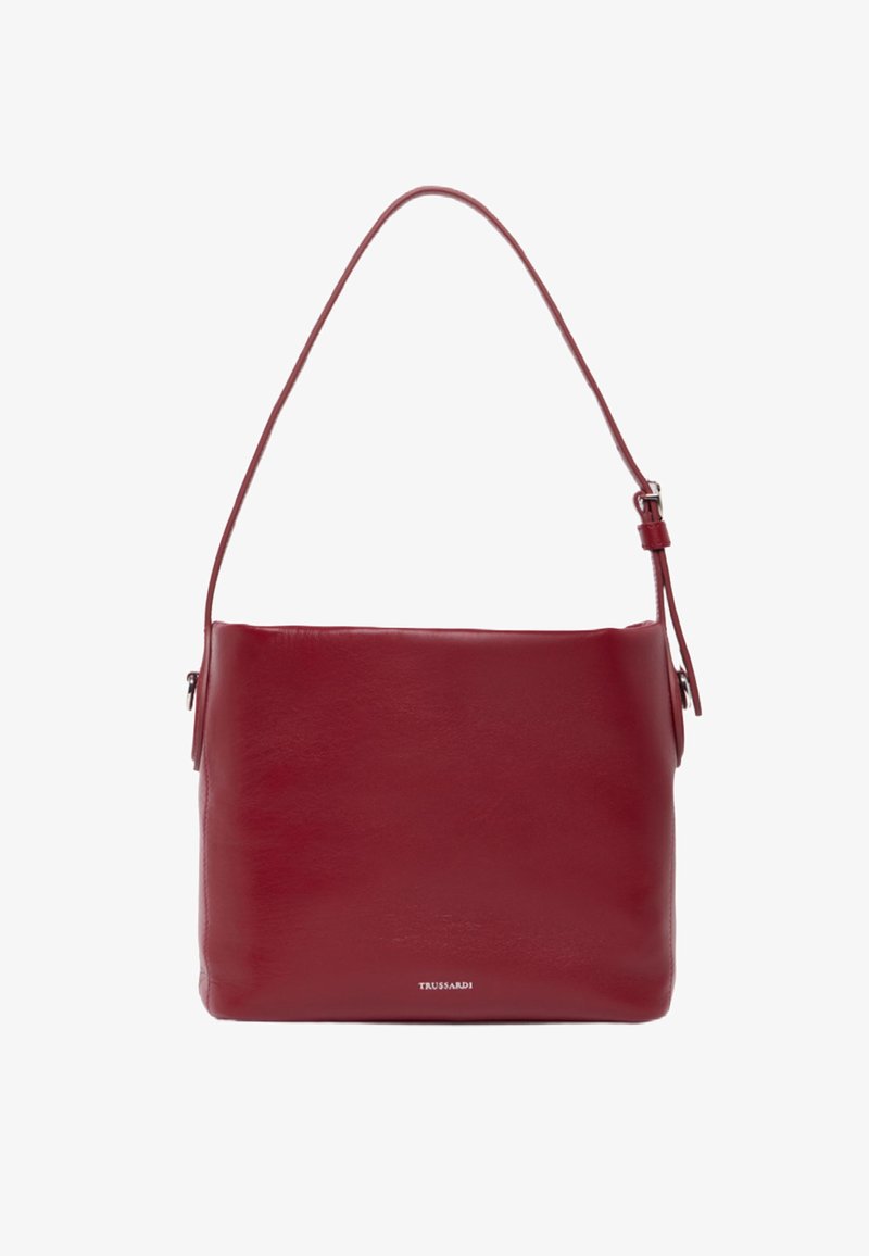 Borsa a tracolla in pelle rossa con finitura liscia, forma rettangolare, tracolla regolabile e marchio discreto nella parte inferiore.