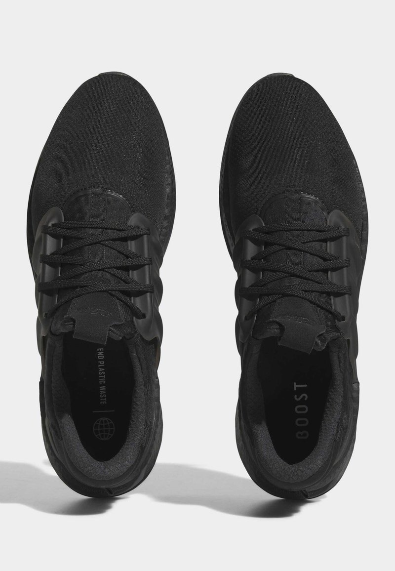 Schwarze Sportschuhe mit einem gestrickten Obermaterial, ausgestattet mit einer Schnürung und strukturierten Details an den Seiten. Im Inneren steht "Boost".