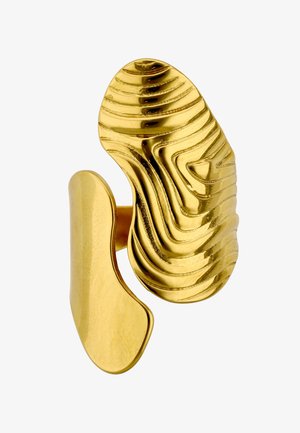 Złote spinki do mankietów, z których jedna ma gładką powierzchnię, a druga teksturowany, falisty wzór przypominający linie topograficzne.