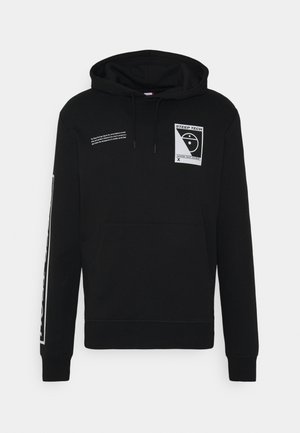 Czarna bluza z kapturem z przednią kieszenią kangurką, kapturem z troczkami, białym logo "Steep Tech" oraz detalami tekstowymi na piersi i po lewej rękawie.