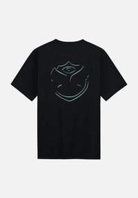 Zwarte katoenen t-shirt met een grote, lichtblauwe omtrek van een gestileerd embleem op de achterkant, ronde halslijn en korte mouwen.