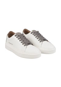 Sneakers in pelle bianca con lacci grigi, caratterizzati da una punta arrotondata, un design minimalista e una suola in gomma spessa. Accentuati con dettagli in metallo argentato.