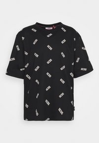 Camiseta de algodón negra con estampado repetido del logo blanco "GCOS", mangas cortas y cuello redondo, con un diseño de corte relajado.