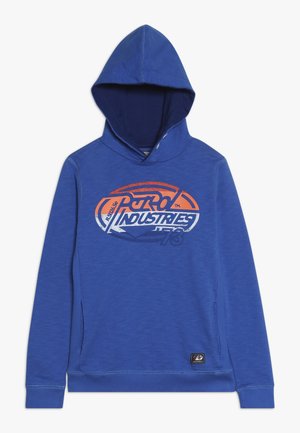 Niebieska bluza z kapturem z pomarańczowo-białą grafiką z przodu, zawierająca logo i tekst. Wykonana z miękkiego materiału, z bocznymi kieszeniami i ściągaczami przy mankietach.