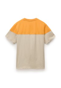 Kortærmet t-shirt med en orange øverste halvdel og en lys beige nederste halvdel. Lavet af blød bomuld, med rund halsudskæring og syet kant.