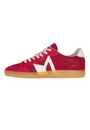Sneaker in camoscio rosso con dettaglio a stella bianca, lacci bianchi e suola in gomma beige, vista laterale su sfondo bianco.