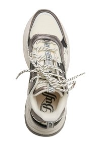 Pantof sport alb și gri, gros cu șireturi cu model, limbă cu marcă și guler căptușit.
