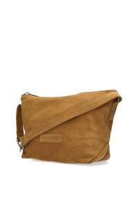 Borsa a tracolla in suede marrone con chiusura a zip, texture morbida, design angolato e dettaglio logo impresso, dotata di tracolla regolabile.